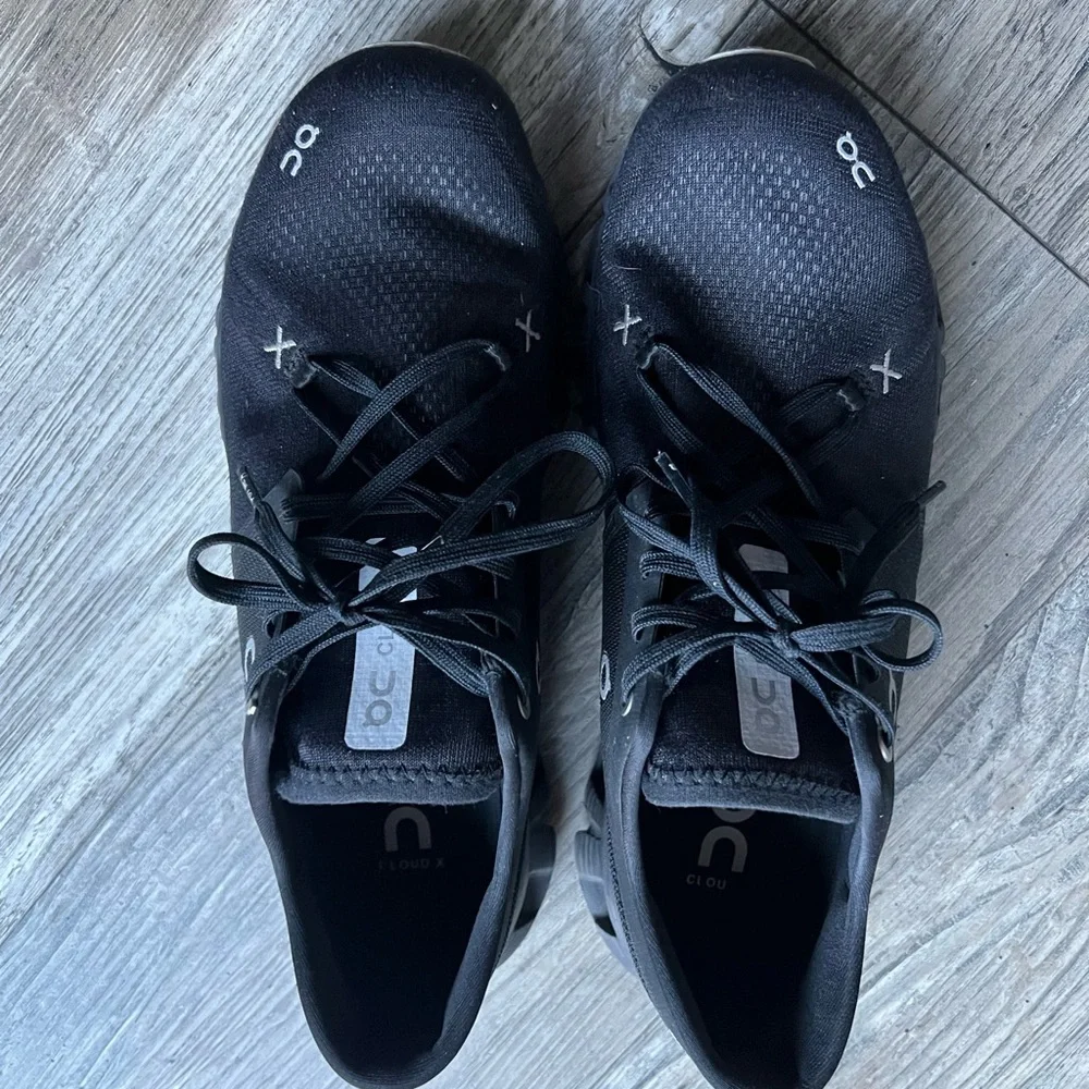 On Cloud Running Women’s Black Athletic Running Shoes - Picture 2 of 8